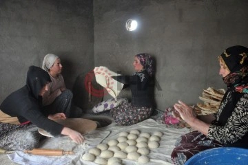 Hakkarili kadınlardan depremzedeler için ekmek pişirme seferberliği
