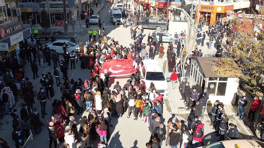 Hakkarili kadınlardan Diyarbakır annelerine destek, terör örgütü PKK’ya tepki yürüyüşü