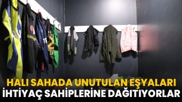Halı sahada unutulan eşyaları ihtiya&ccedil; sahiplerine dağıtıyorlar