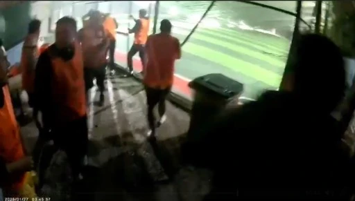 Halı sahanın &ccedil;atısı &ccedil;&ouml;kt&uuml;... Futbolcuların koşarak ka&ccedil;tığı anlar kamerada