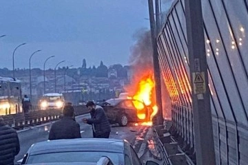Haliç Köprüsü'nde bariyerlere çarpan araç alev alev yandı