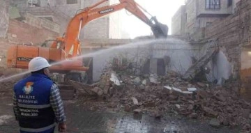 Haliliye’de metruk binalar bir bir yıkılıyor