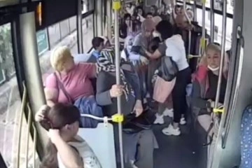Halk otobüsünde fenalık geçiren kadının imdadına şoför yetişti