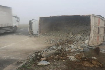 Halkalı-Kapıkule hızlı tren inşaatında çalışan hafriyat kamyonu devrildi: 1 yaralı