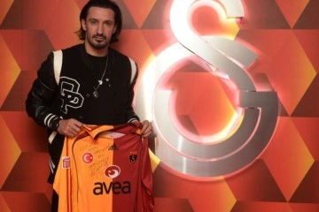 Hasan Kabze, depremzedeler i&ccedil;in formasını bağışladı