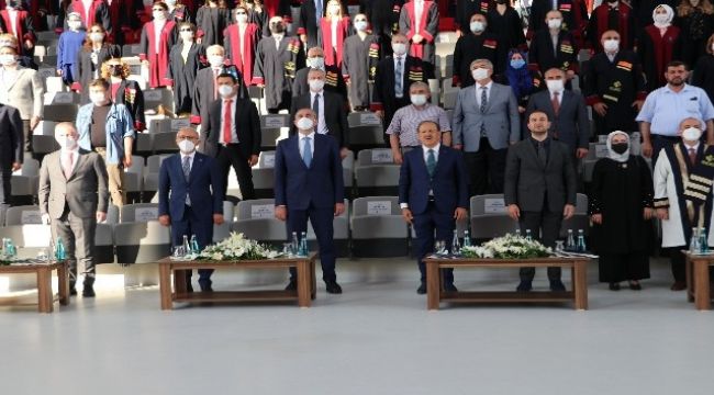 Hasan Kalyoncu Üniversitesi'nde 2021 mezunları kep attı