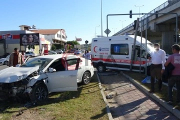 Hasta almaya giden ambulans otomobille çarpıştı: 2 yaralı