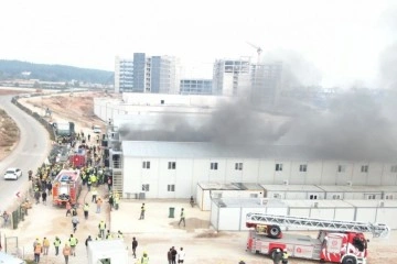 Hastane inşaatında çalışan 200 işçinin kaldığı konteyner alev alev yandı