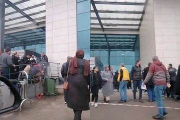 Hastane &ouml;n&uuml;ndeki kavgayı g&uuml;venlik g&ouml;revlileri g&uuml;&ccedil;l&uuml;kle ayırdı