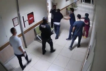 Hastanede polis ve çalışanlara saldırdılar