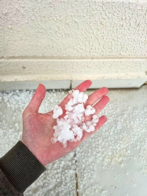 Hatay'da dolu yağışı beyaza bürüdü