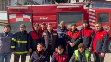 Hatay'a ulaşan ilk ekiplerden Uşak Belediyesi itfaiye personeli depremzedeler için seferber old