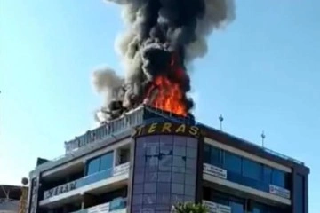 Hatay’da alışveriş merkezinin teras katındaki kafede korkutan yangın