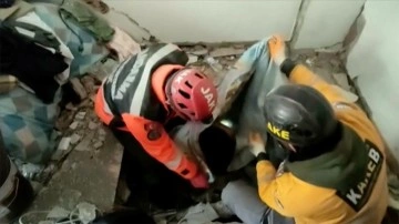 Hatay'da aynı aileden 3 çocuk depremden 80 saat sonra kurtarıldı
