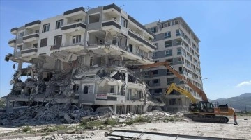 Hatay'da bina yıkım ve enkaz kaldırma çalışmaları 80 mahallede devam etti