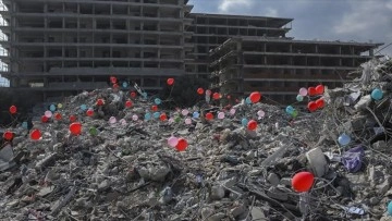 Hatay'da depremde ölen çocuklar anaokulunun enkazına asılan balonlarla anıldı