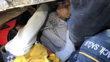 Hatay'da depremden 108 saat sonra bir kadın enkazdan sağ çıkarıldı