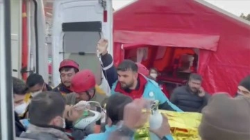 Hatay'da depremden 181 saat sonra iki kardeş kurtarıldı