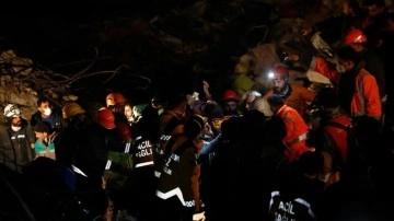 Hatay'da depremin 159. saatinde bir kadın enkazdan sağ çıkarıldı
