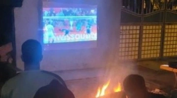 Hatay’da depremzede kardeşler, çadırda kalanlara, Sevilla-Fenerbahçe maçını projektörle izletti