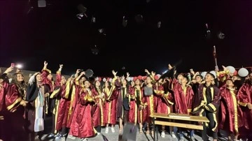 Hatay’da depremzede öğrencilerin mezuniyet sevinci