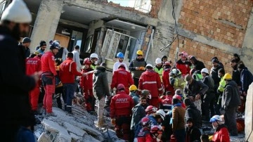 Hatay'da enkaz altındaki 5 kişilik aile 80 saat sonra kurtarıldı