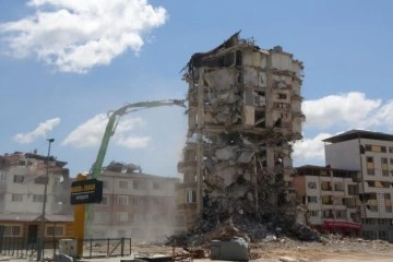 Hatay'da enkaz kaldırma çalışmaları devam ediyor