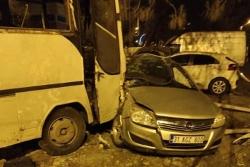 Hatay'da işçi servisi ile otomobil çarpıştı: 1 ölü, 25 yaralı