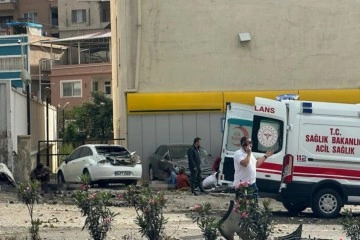 Hatay'da kamyon araçların arasında daldı, ölü ve yaralılar var