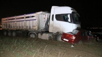 Hatay&rsquo;da kamyonla çarpışan otomobildeki 2 kişi öldü