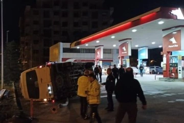 Hatay'da kontrolden &ccedil;ıkan minib&uuml;s benzin istasyonuna daldı