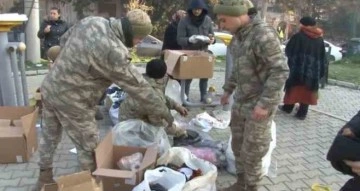 Hatay’da Mehmetçik, bölgeye gelen yardımları depremzedelere dağıtıyor
