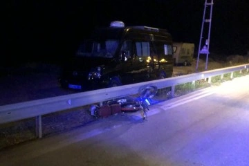 Hatay'da motosiklet bariyere çarptı: 1 ölü, 1 yaralı