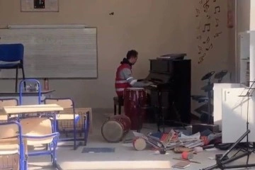 Hatay'da yıkılan binaların arasında yükselen piyano sesleri ‘Piyanist’ filmini andırdı