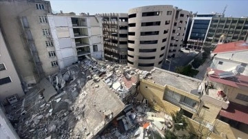 Hatay'daki iş hanında 20 ofisin bulunduğu bölüm depremde yıkıldı