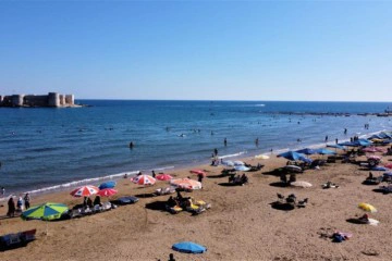 Hava sıcaklığı 33 dereceyi buldu, tatilciler Kızkalesi'ne akın etti