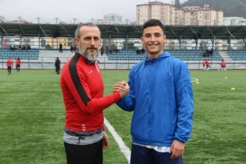 Hayali ger&ccedil;ek oldu: Futbolcu baba-oğul rakip takımlarda kaptan olarak sahaya &ccedil;ıktı