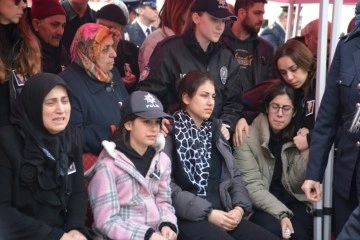 Hayatını kaybeden polis babasının şapkasını bir an olsun başından &ccedil;ıkarmadı