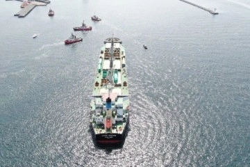 Haydarpaşa Limanı açıklarında karaya oturan gemiyi kurtarma çalışmaları tekrar başladı
