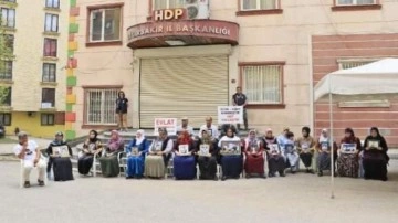 HDP önündeki ailelerin, evlat nöbetindeki 5'inci buruk bayramı