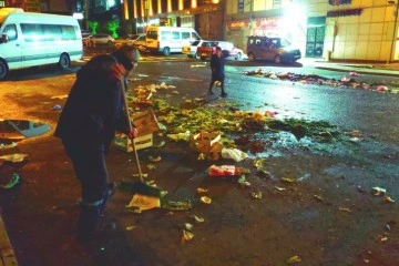Her pazarda aynı manzara: Tonlarca çöpün çilesini temizlikçiler çekiyor