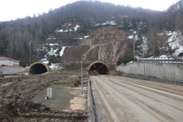 Heyelan nedeniyle kapanan Bolu Dağı Tüneli ulaşıma açılıyor