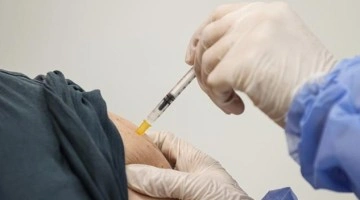 Hindistan'da 84 yaşındaki adam 12'inci koronavirüs aşısını yaptırırken yakalandı