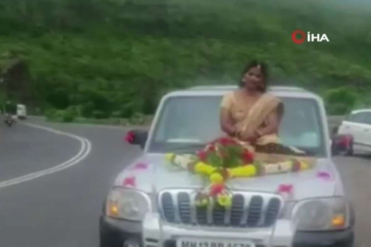 Hindistan'da araç kaputu üzerinde tehlikeli düğün pozu