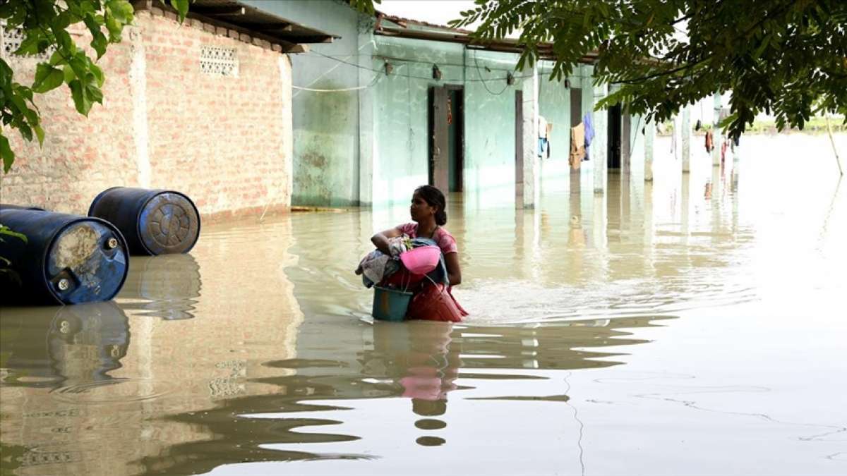 Hindistan'da buzul parçasının nehre düşmesi sonucu oluşan selde 150 kişiden haber alınamıyor