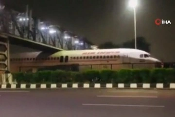 Hindistan’da köprünün altında sıkışan yolcu uçağı viral oldu