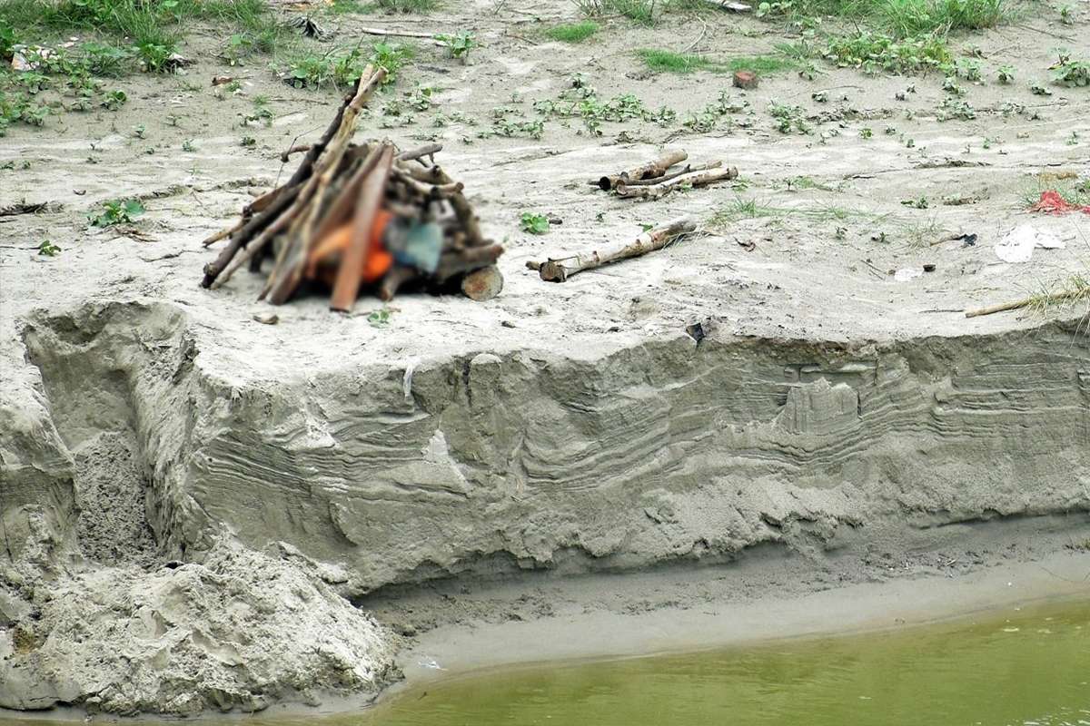 Hindistan'da şiddetli yağış gömülmüş yüzlerce cesedi ortaya çıkardı