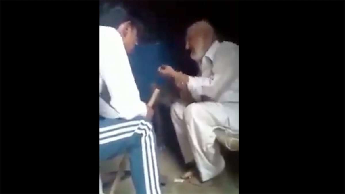 Hindistan'da yaşlı bir Müslüman'ın Hindu aşırılıkçılar tarafından darp edilmesi tepkiye yo