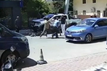 Hırsızdan 'yok artık' dedirten davranış: Trafikte kavga eden adamın motosikletini çaldı