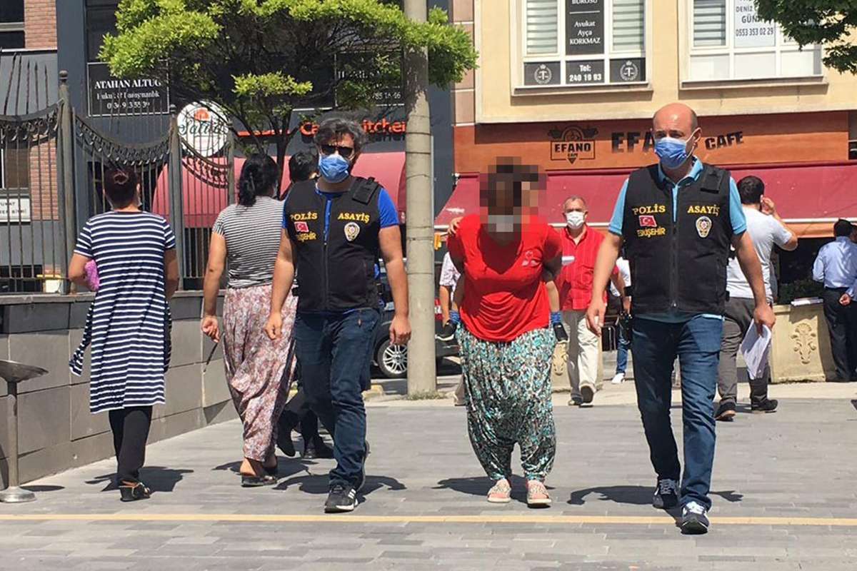 Hırsızlık yaparken kızına gözcülük yaptıran kadın önce kameralara, sonra polise yakalandı